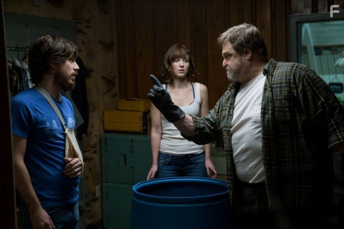 John Goodman, John Gallagher Jr., and Mary Elizabeth Winstead in Кловерфилд, 10 (2016)