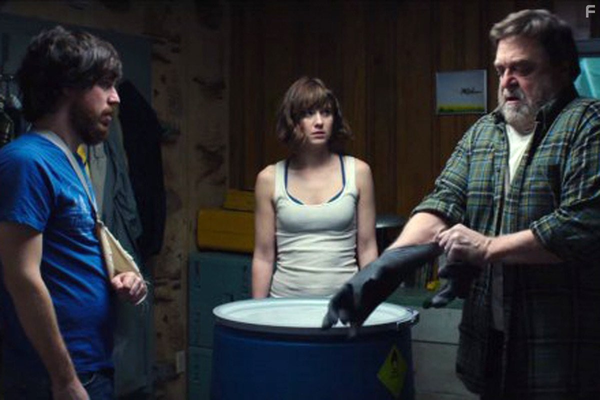 John Goodman, John Gallagher Jr., and Mary Elizabeth Winstead in Кловерфилд, 10 (2016)