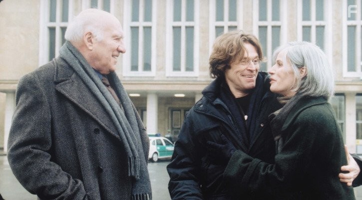Willem Dafoe, Ir?ne Jacob, and Michel Piccoli in Пыль времени (2008)