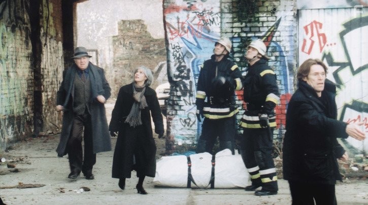 Willem Dafoe, Ir?ne Jacob, and Michel Piccoli in Пыль времени (2008)