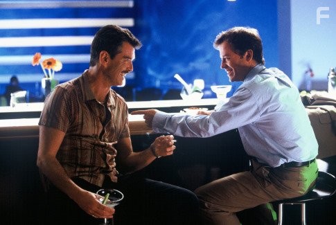 Pierce Brosnan and Greg Kinnear in Матадор (2005)