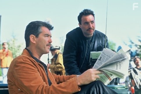 Pierce Brosnan and Greg Kinnear in Матадор (2005)