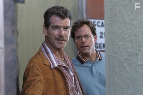 Pierce Brosnan and Greg Kinnear in Матадор (2005)