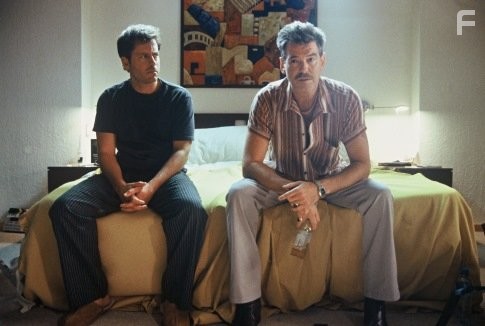 Pierce Brosnan and Greg Kinnear in Матадор (2005)