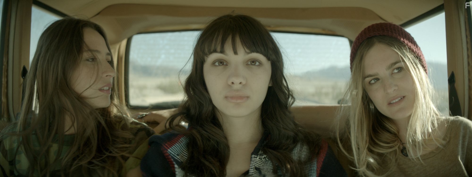 Hannah Marks, Nathalie Love, and Fabianne Therese in Путь на юг (2015)