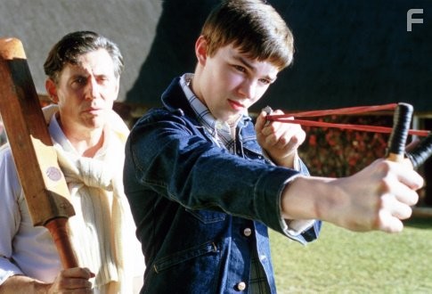 Gabriel Byrne and Nicholas Hoult in Вау-вау (2005)