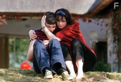 Emily Watson and Nicholas Hoult in Вау-вау (2005)