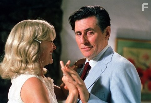Gabriel Byrne and Miranda Richardson in Вау-вау (2005)