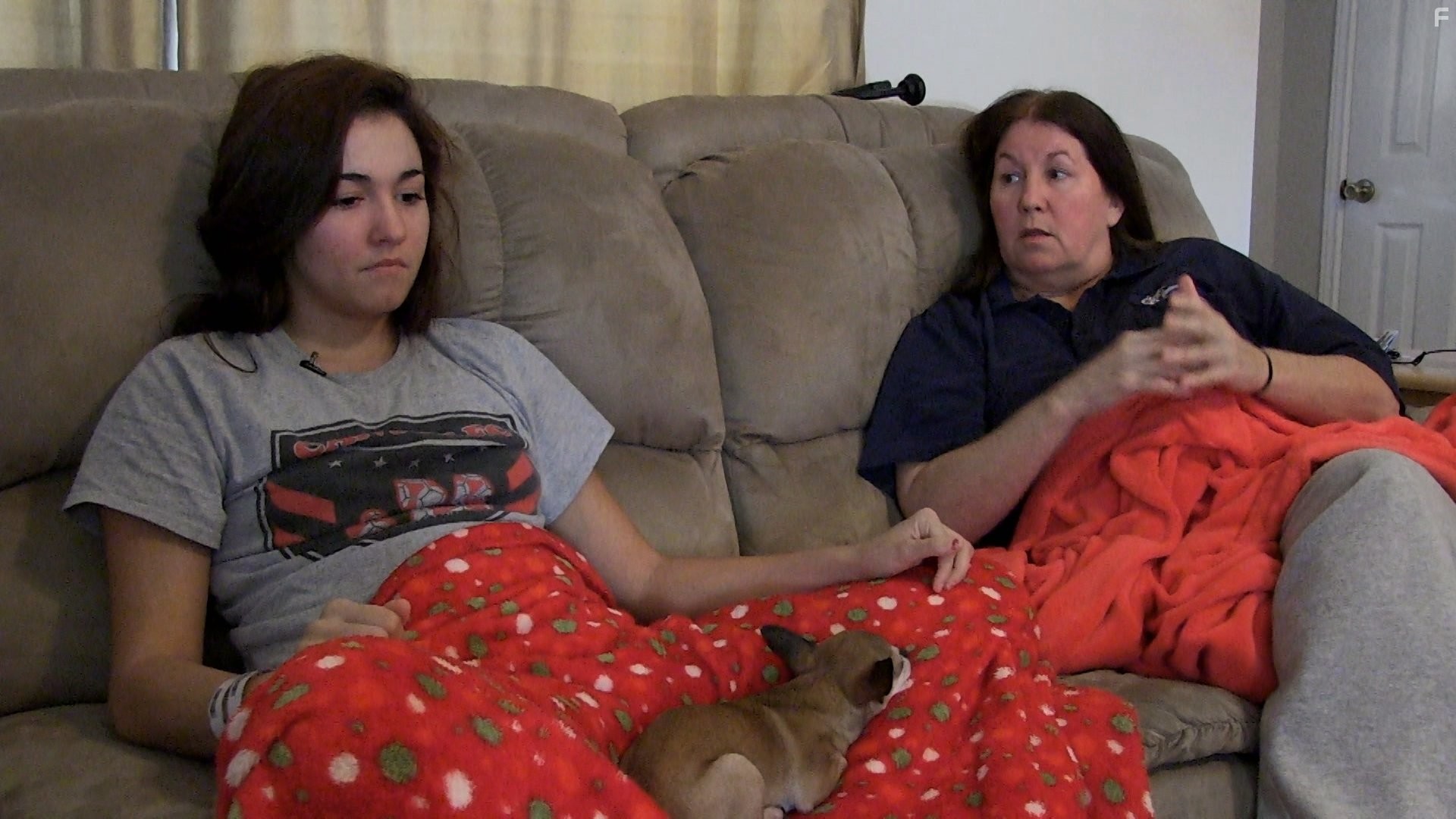 Tressa Silguero and Kelly Silguero in Разыскиваются горячие девушки (2015)