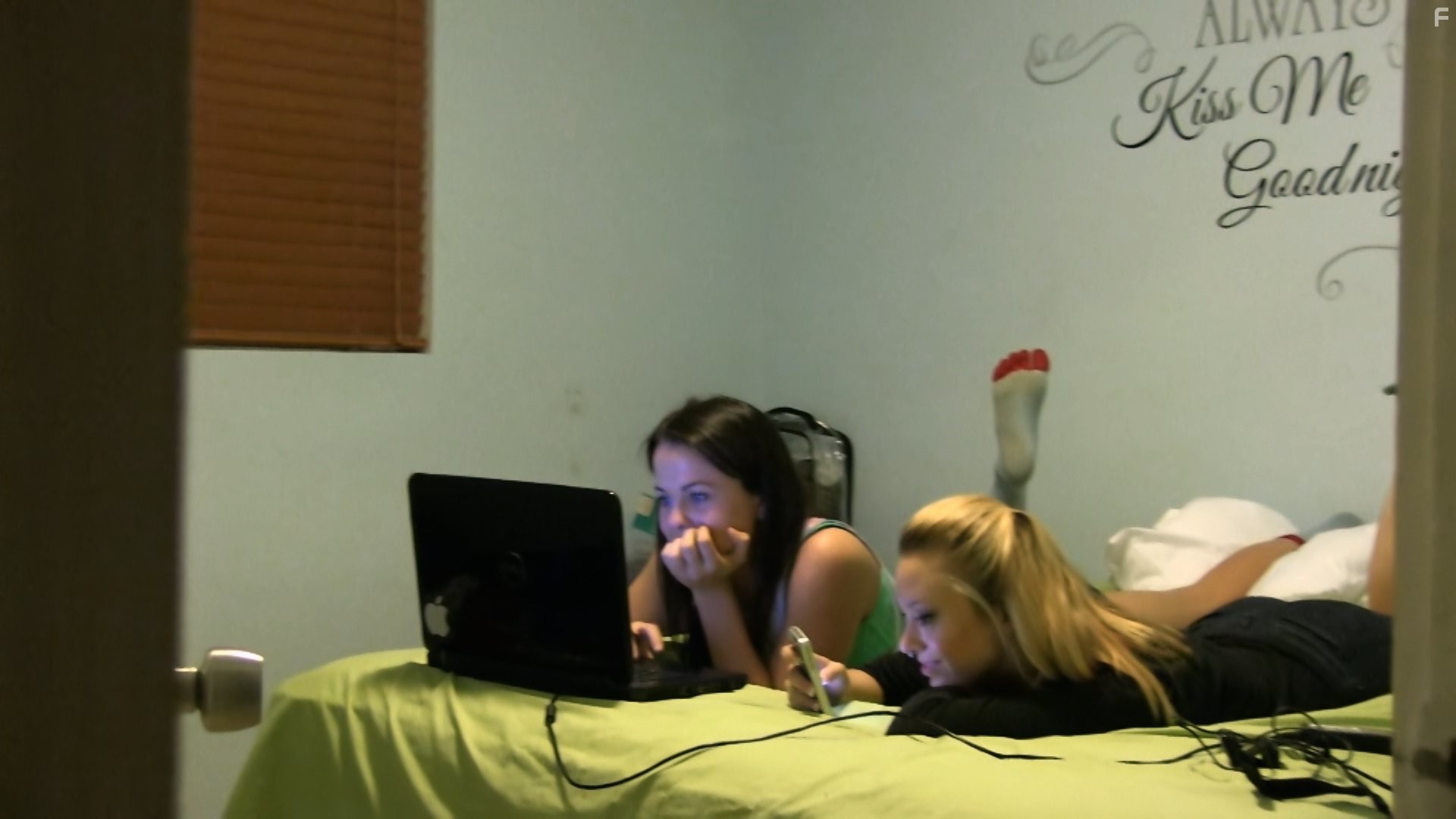 Lucy Tyler and Brooklyn Daniels in Разыскиваются горячие девушки (2015)