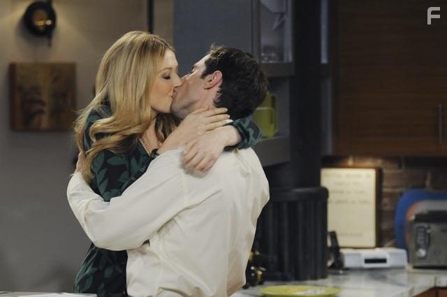 Jennifer Finnigan and Josh Cooke in Мне хорошо с тобой (2010)