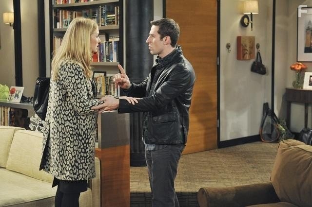 Jennifer Finnigan and Josh Cooke in Мне хорошо с тобой (2010)