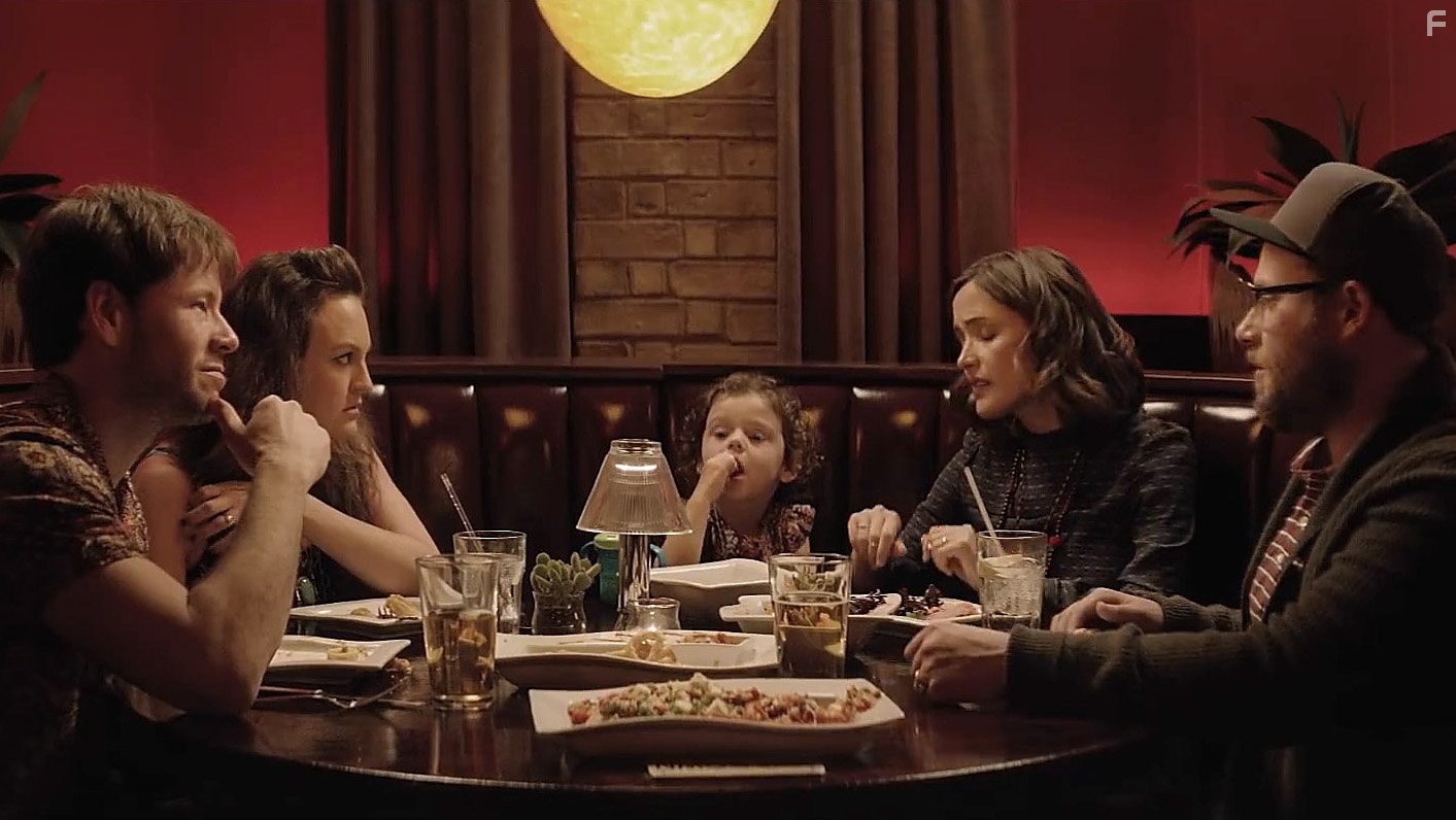 Ike Barinholtz, Rose Byrne, Carla Gallo, Seth Rogen, Elise Vargas, and Zoey Vargas in Соседи. На тропе войны 2 (2016)