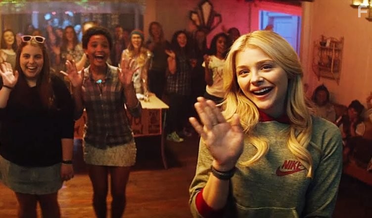 Chlo? Grace Moretz, Beanie Feldstein, and Kiersey Clemons in Соседи. На тропе войны 2 (2016)