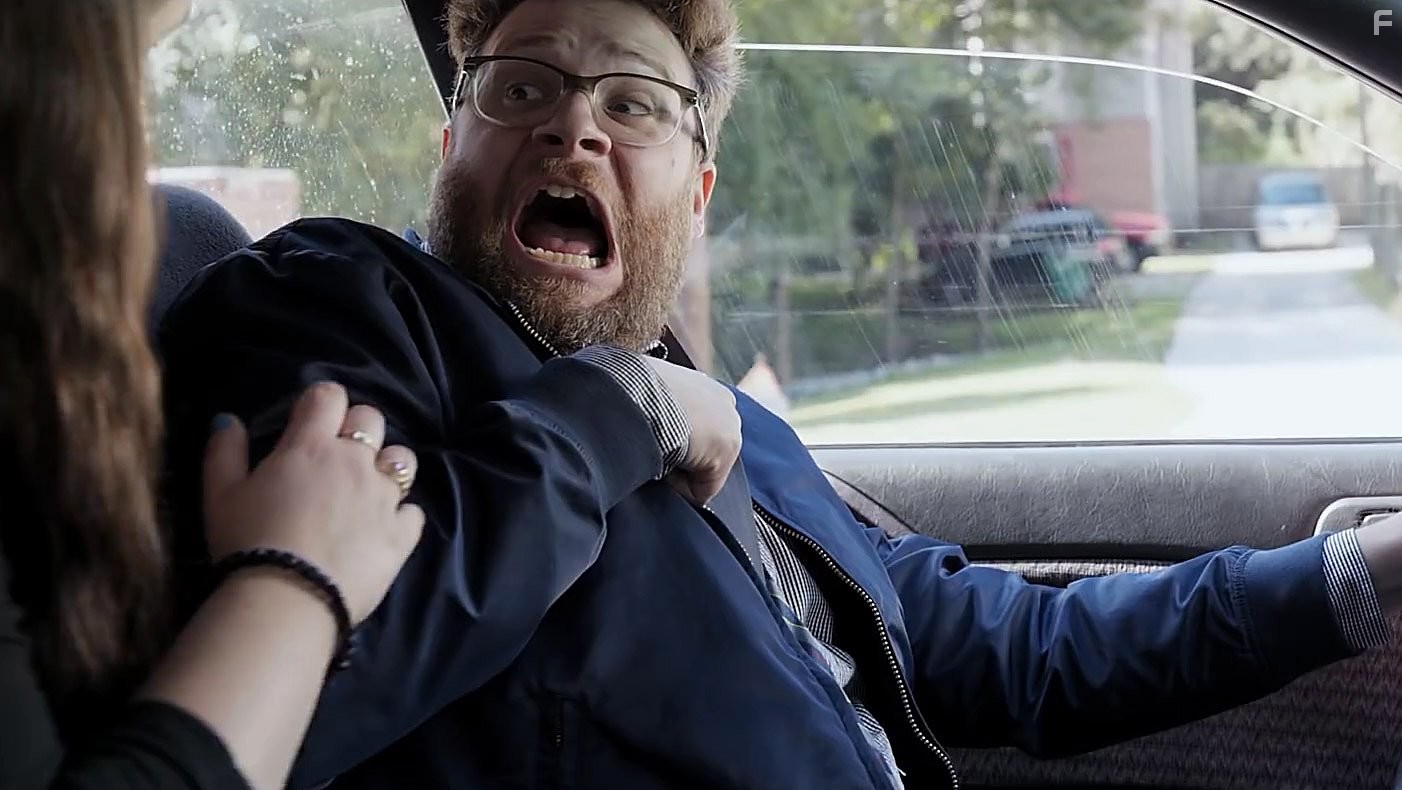 Seth Rogen and Beanie Feldstein in Соседи. На тропе войны 2 (2016)