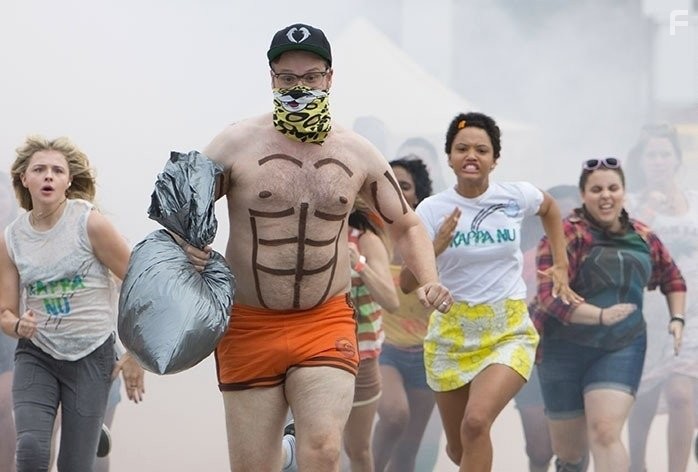 Seth Rogen, Chlo? Grace Moretz, Beanie Feldstein, and Kiersey Clemons in Соседи. На тропе войны 2 (2016)