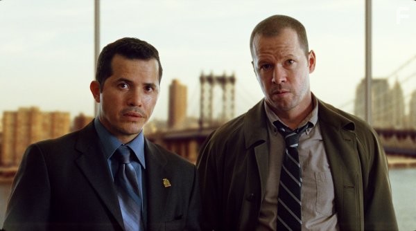 John Leguizamo and Donnie Wahlberg in Право на убийство (2008)