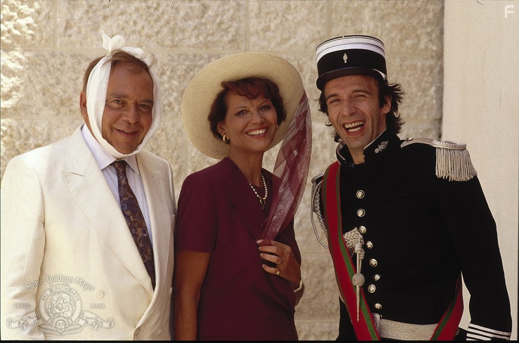 Roberto Benigni, Claudia Cardinale, and Herbert Lom in Сын Розовой пантеры (1993)
