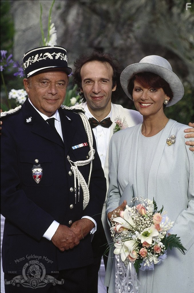 Roberto Benigni, Claudia Cardinale, and Herbert Lom in Сын Розовой пантеры (1993)