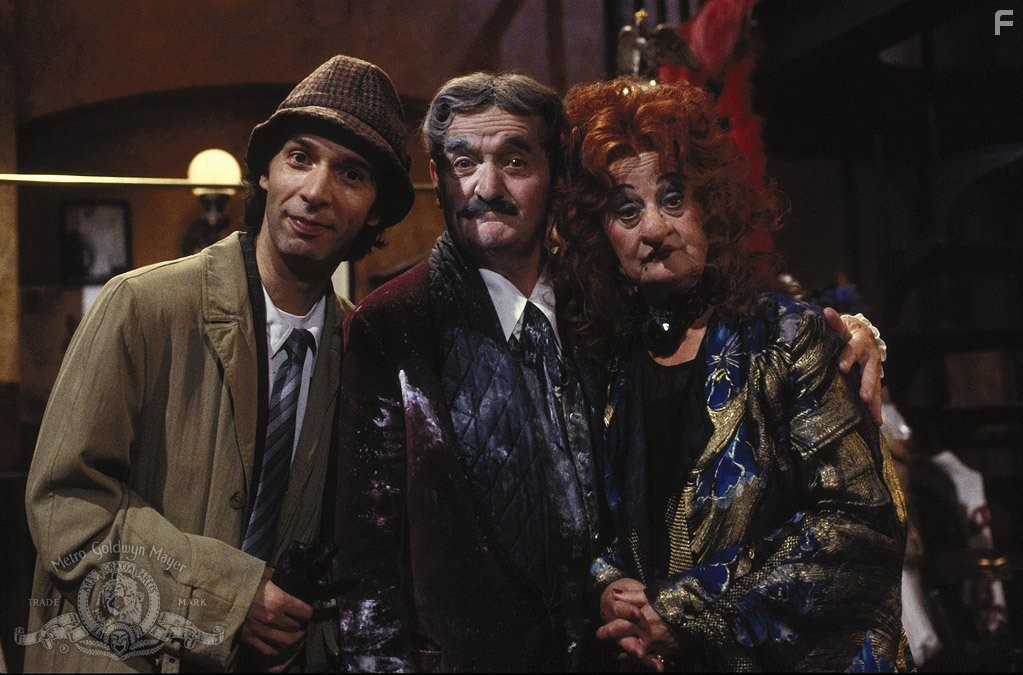 Roberto Benigni, Liz Smith, and Graham Stark in Сын Розовой пантеры (1993)