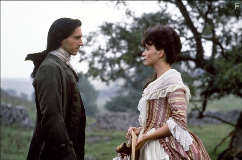 Ralph Fiennes and Juliette Binoche in Грозовой перевал (1992)