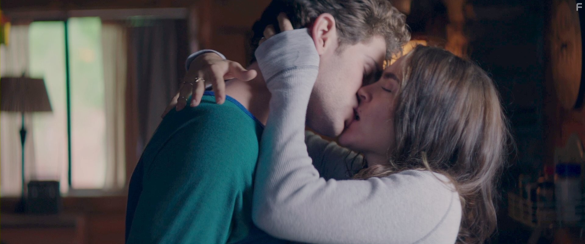 Nadine Crocker and Samuel Davis in Лихорадка (2016)