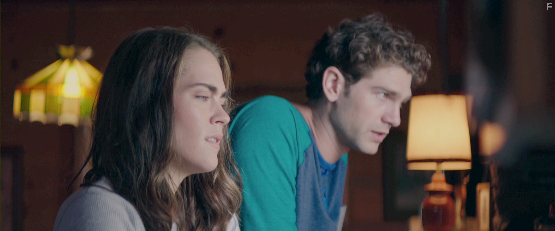 Nadine Crocker and Samuel Davis in Лихорадка (2016)