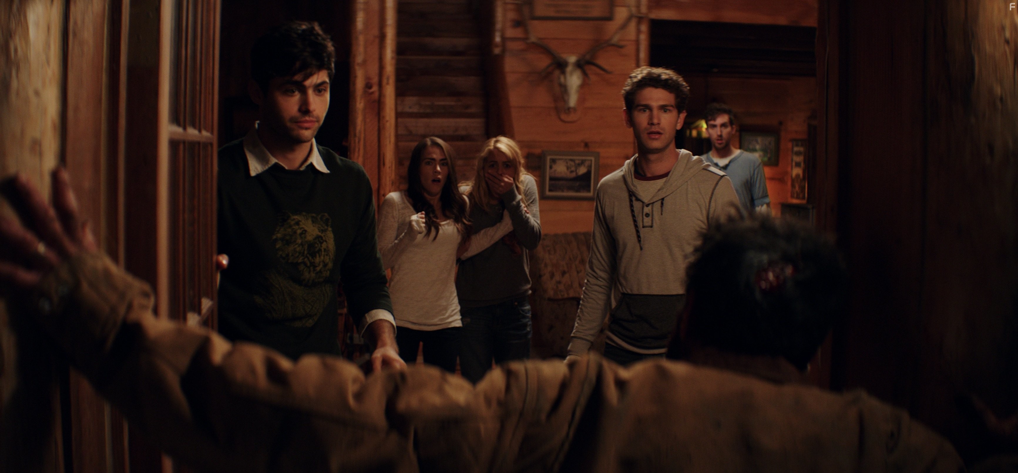 Dustin Ingram, Gage Golightly, Nadine Crocker, Matthew Daddario, and Samuel Davis in Лихорадка (2016)