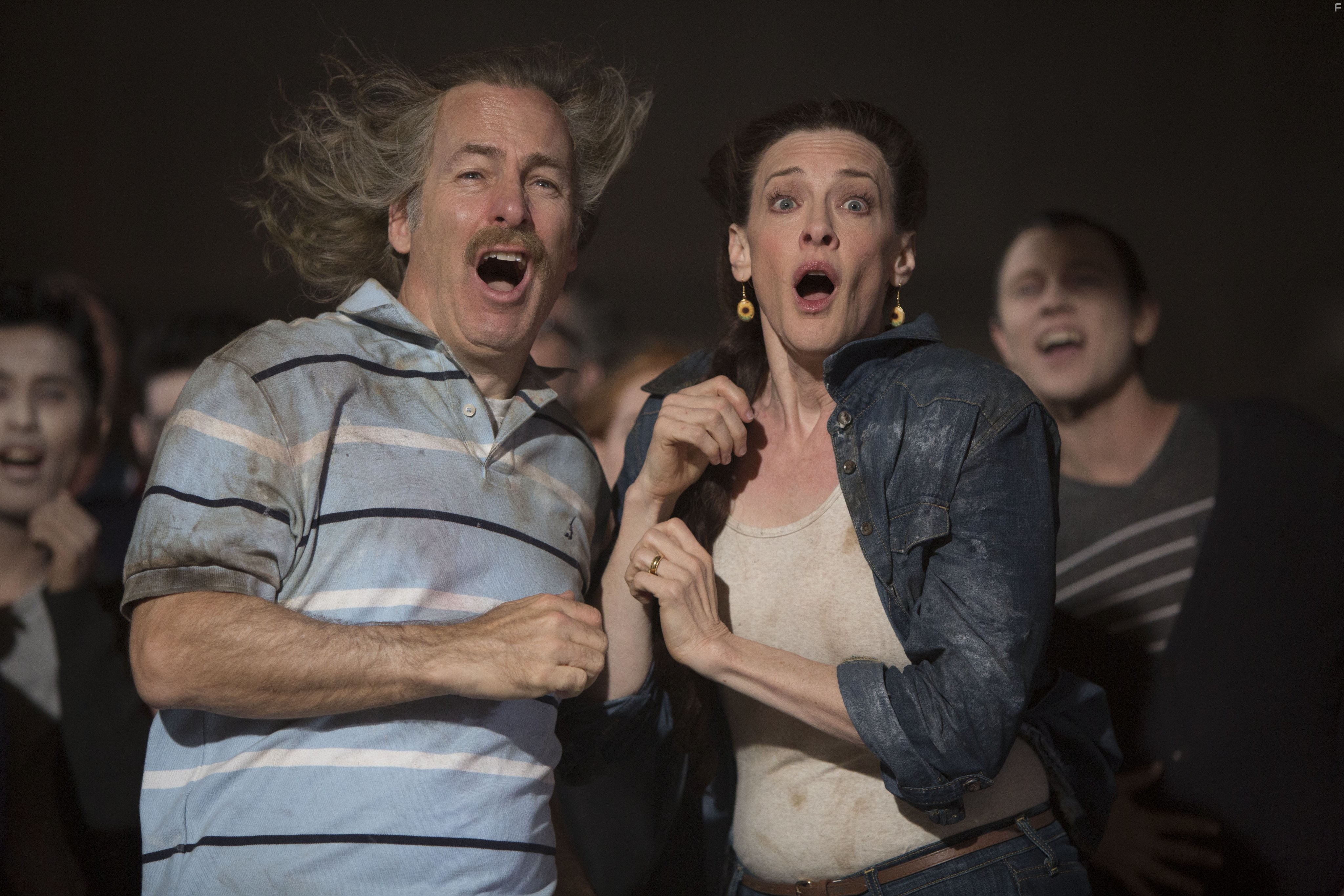 Joan Cusack and Bob Odenkirk in Хватай и беги (2015)
