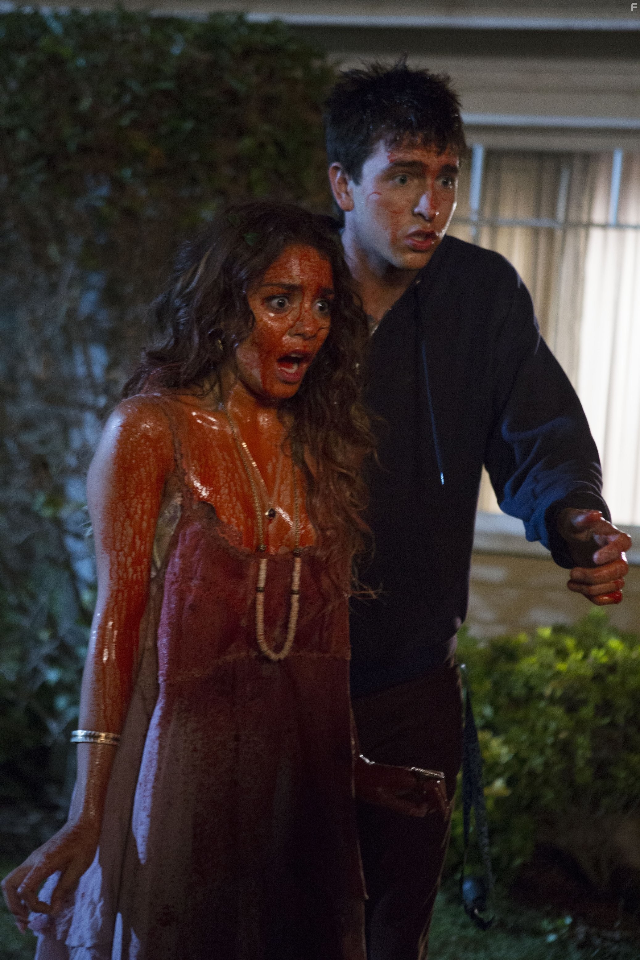 Nicholas Braun and Vanessa Hudgens in Хватай и беги (2015)