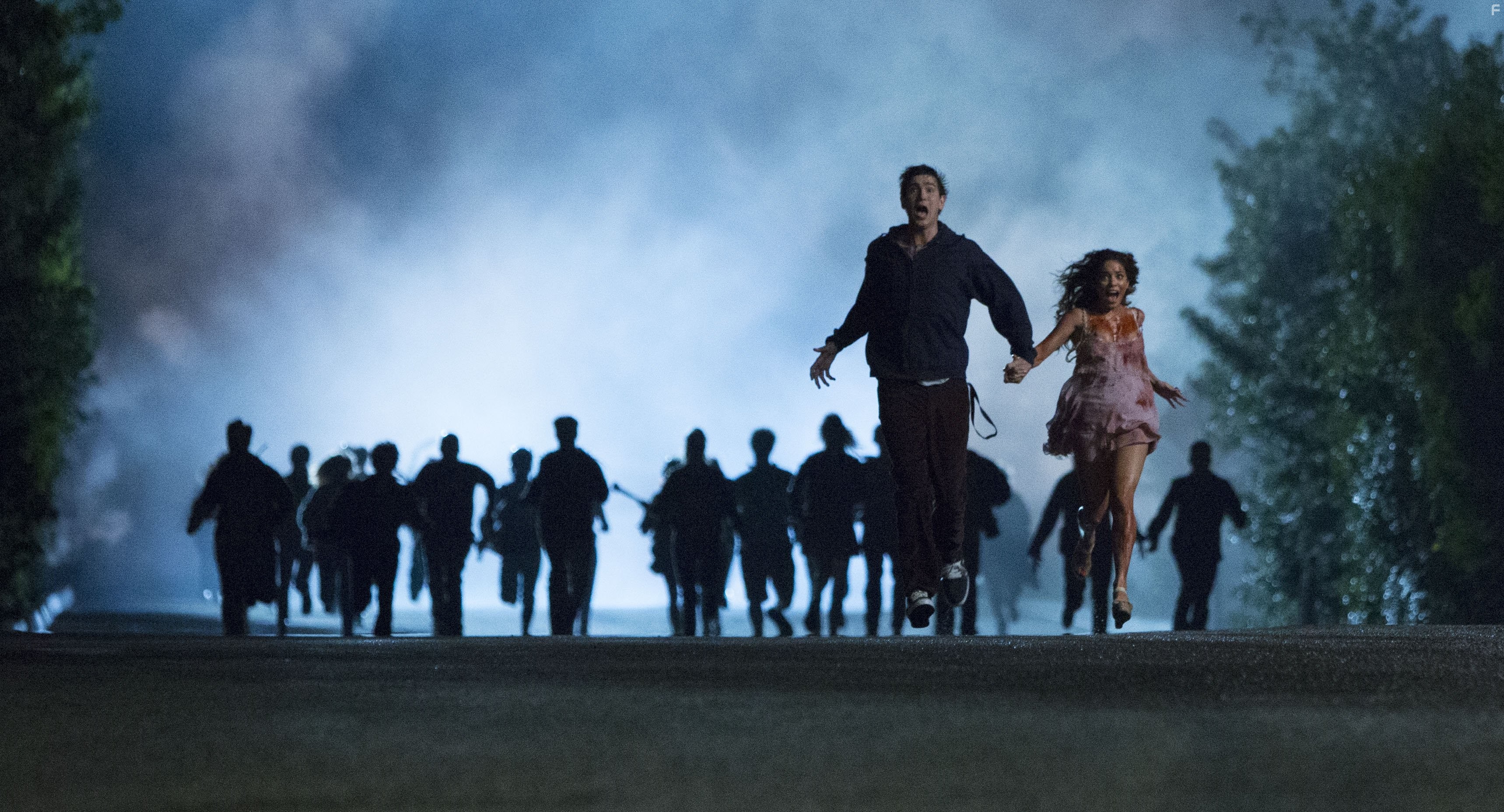 Nicholas Braun and Vanessa Hudgens in Хватай и беги (2015)