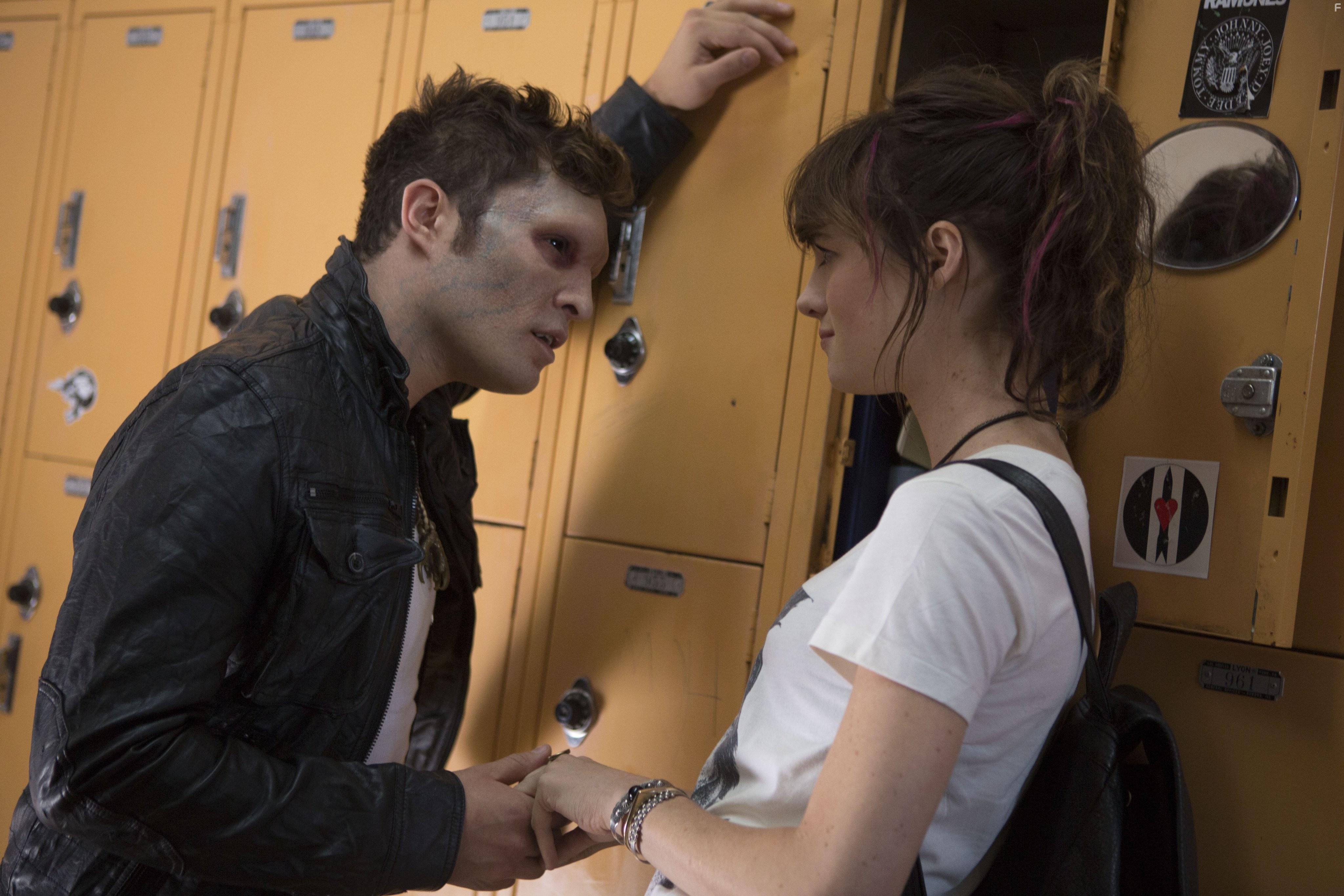 Ed Westwick and Mackenzie Davis in Хватай и беги (2015)