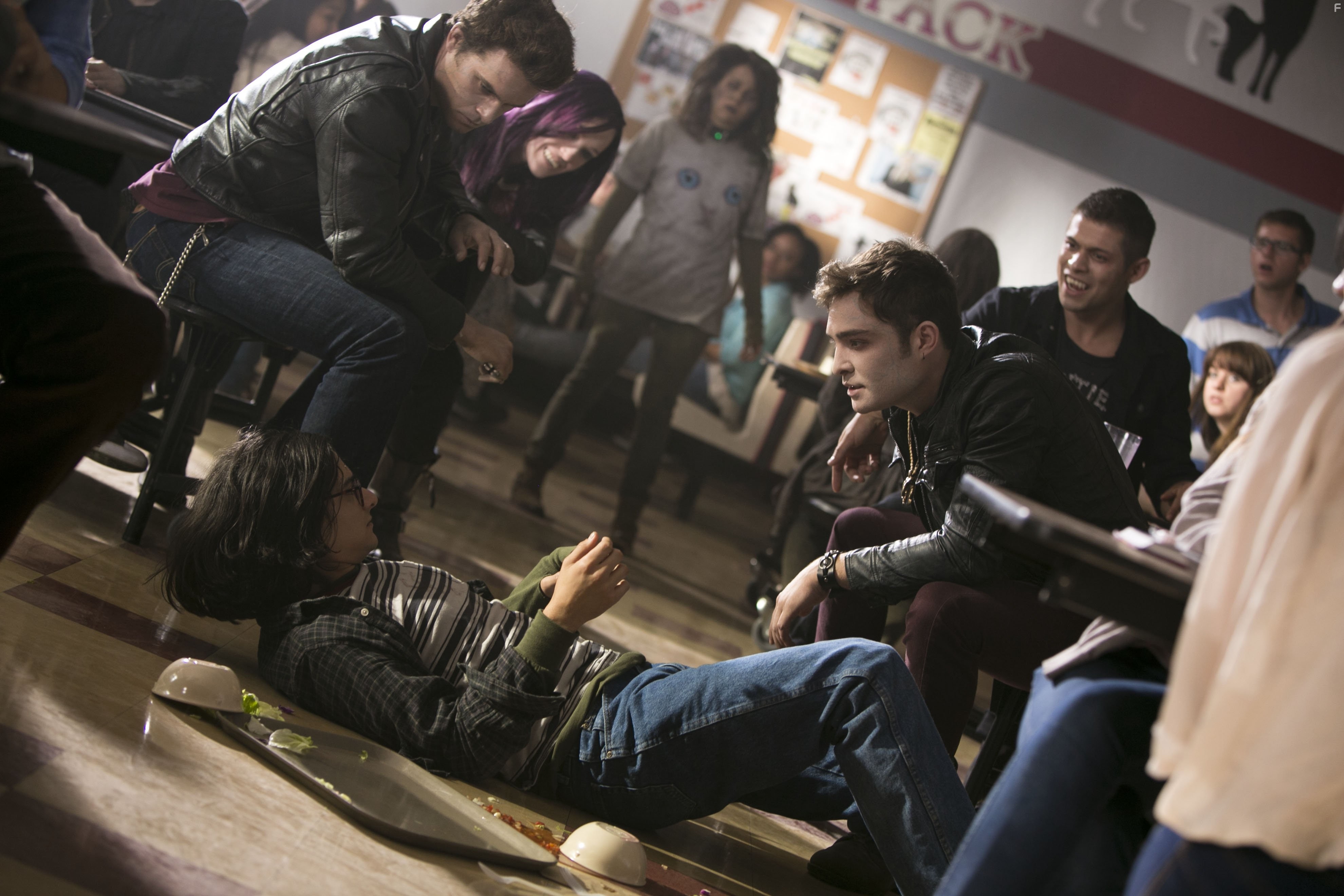 Mae Whitman, Josh Fadem, and Ed Westwick in Хватай и беги (2015)