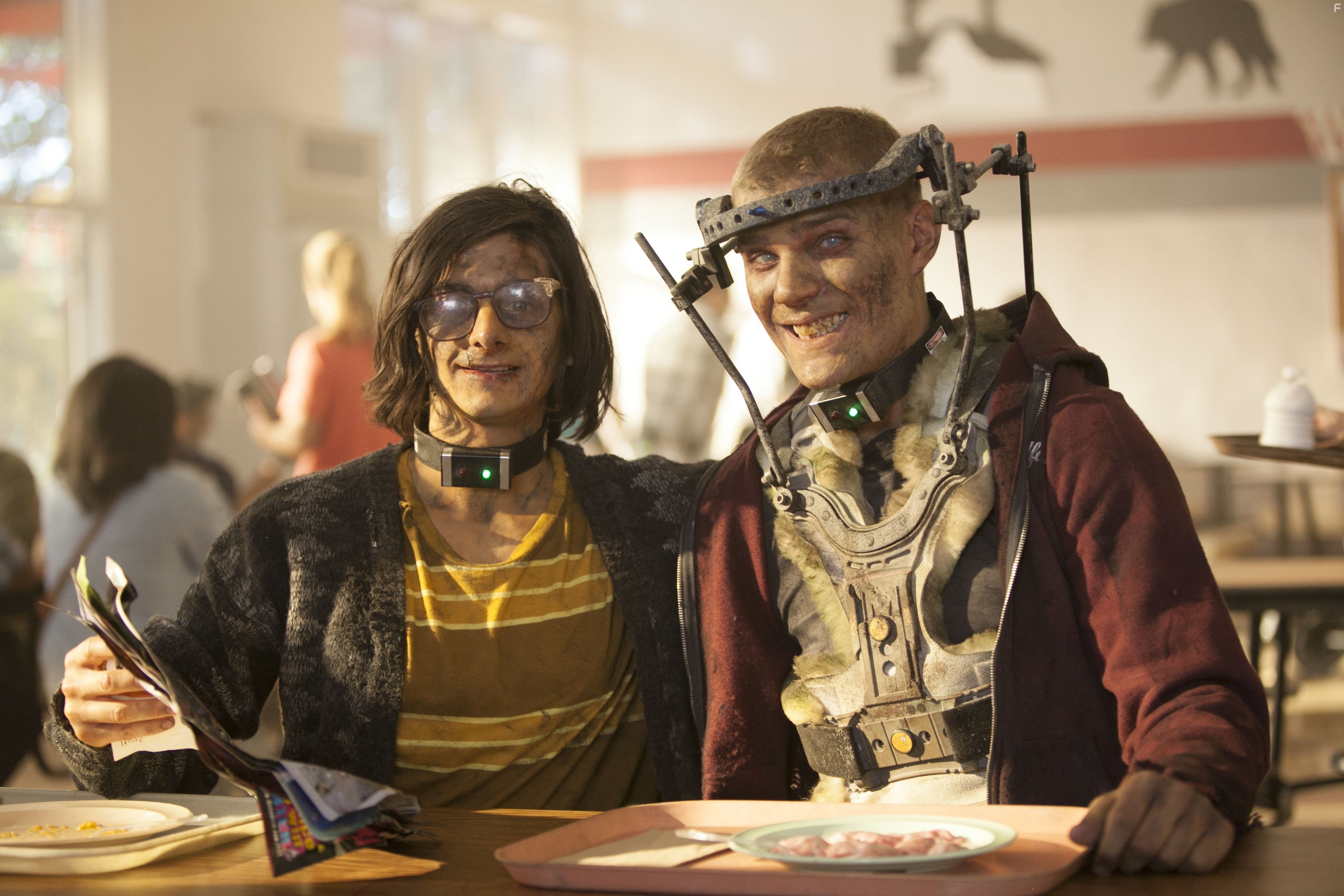 Josh Fadem and Chris Zylka in Хватай и беги (2015)