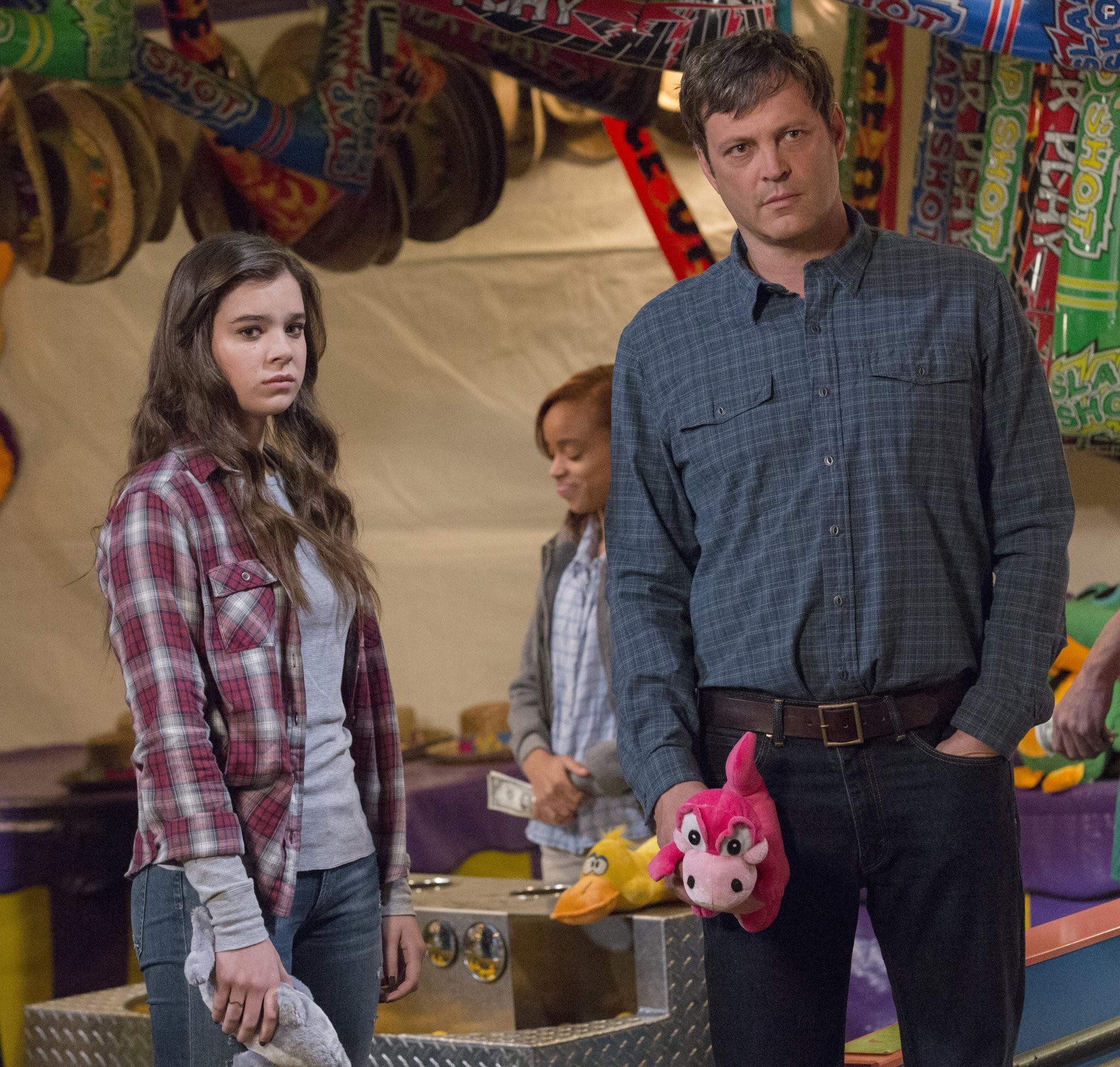 Vince Vaughn and Hailee Steinfeld in Срок жизни (2016)