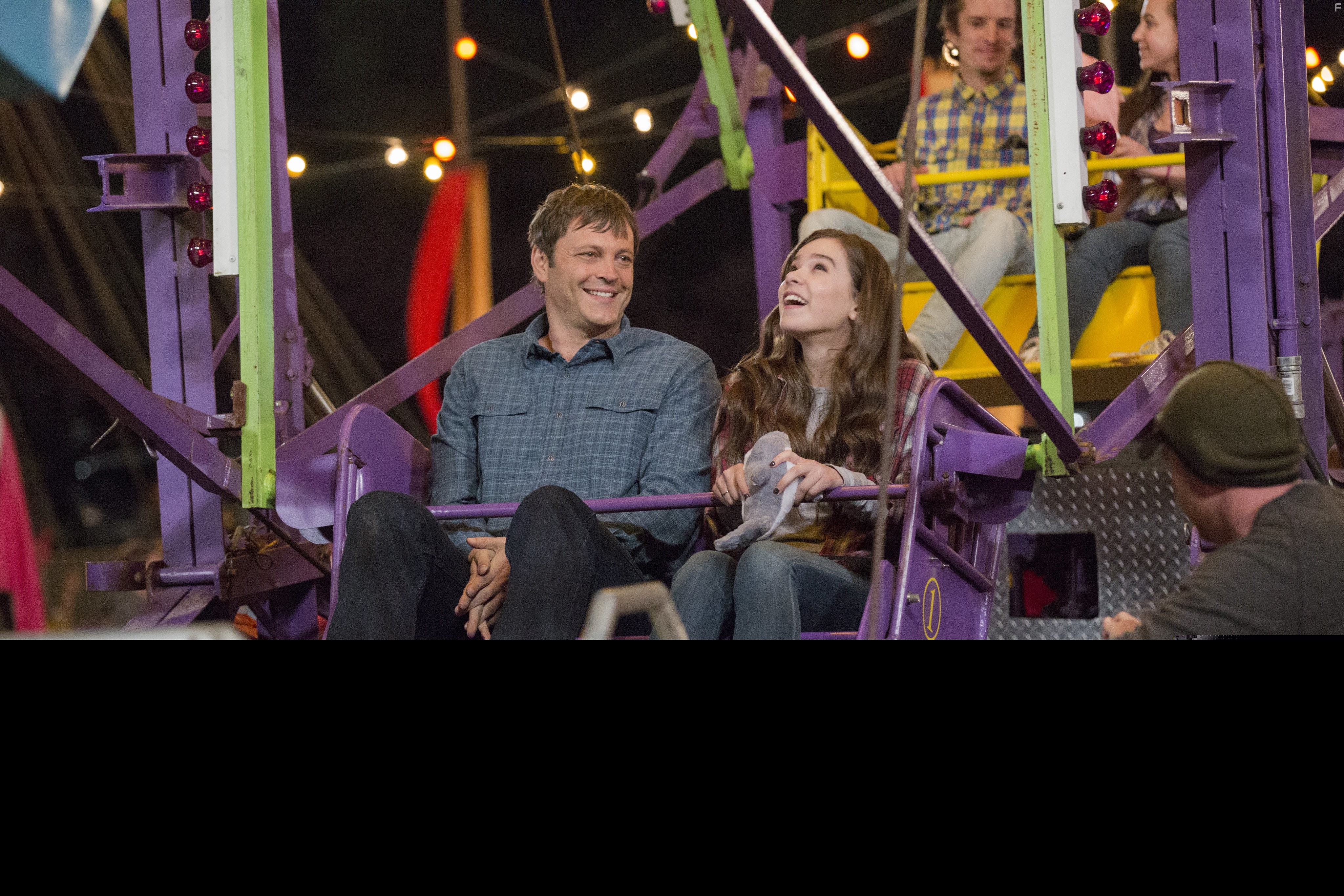 Vince Vaughn and Hailee Steinfeld in Срок жизни (2016)