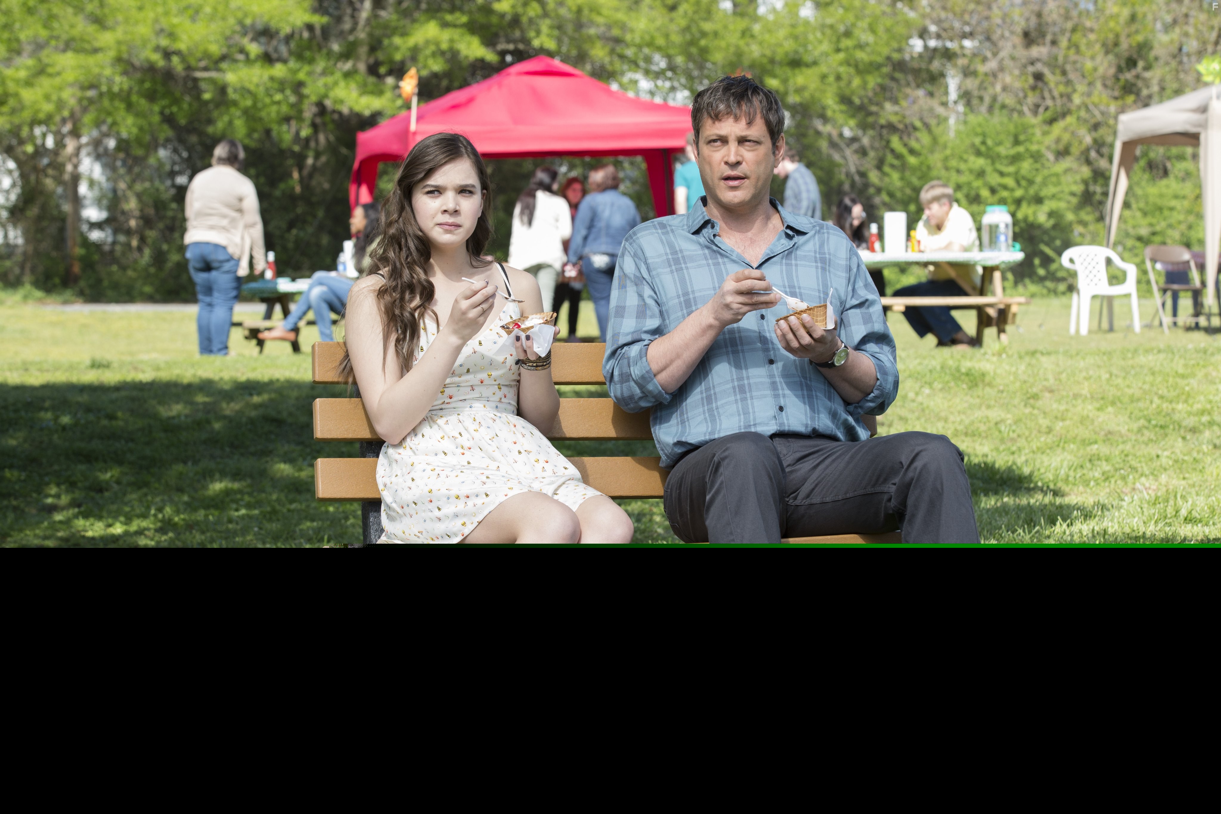 Vince Vaughn and Hailee Steinfeld in Срок жизни (2016)