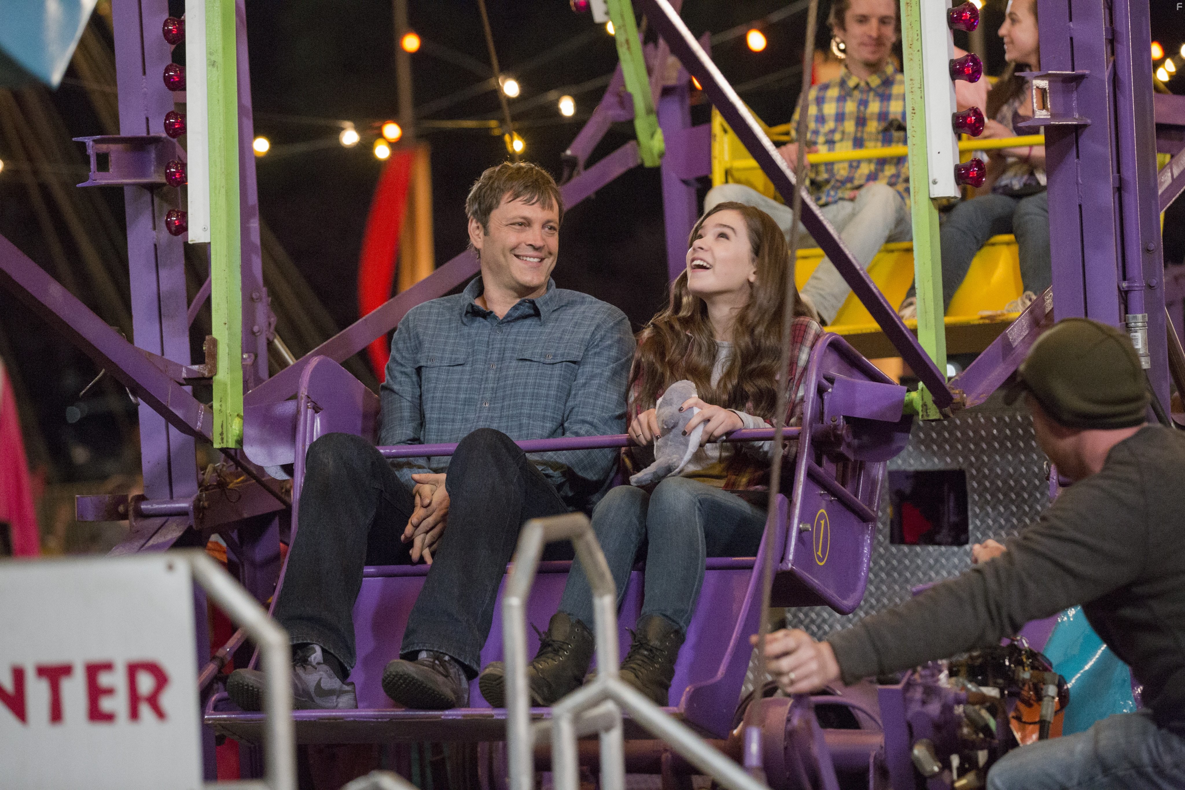 Vince Vaughn and Hailee Steinfeld in Срок жизни (2016)