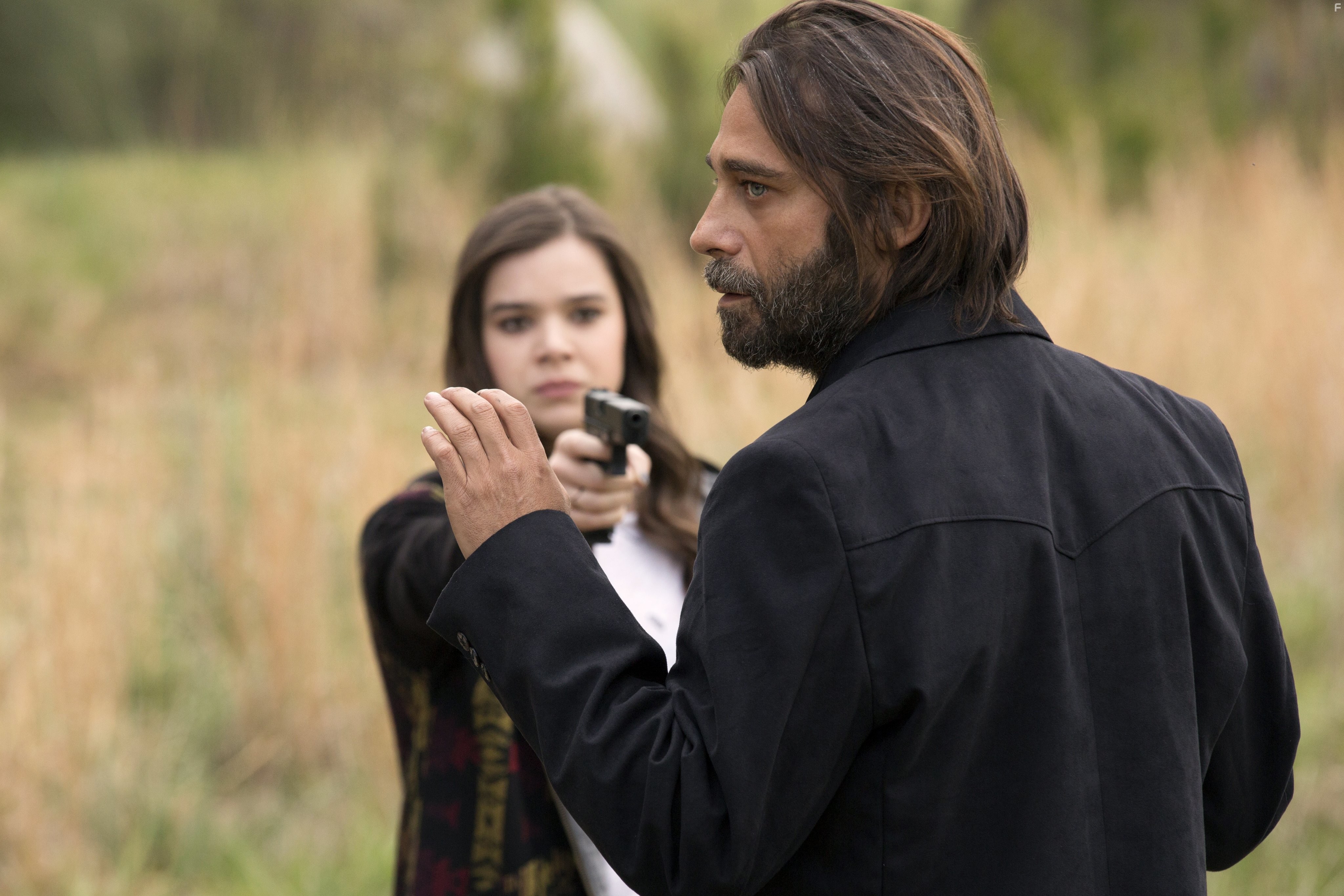 Jordi Moll? and Hailee Steinfeld in Срок жизни (2016)