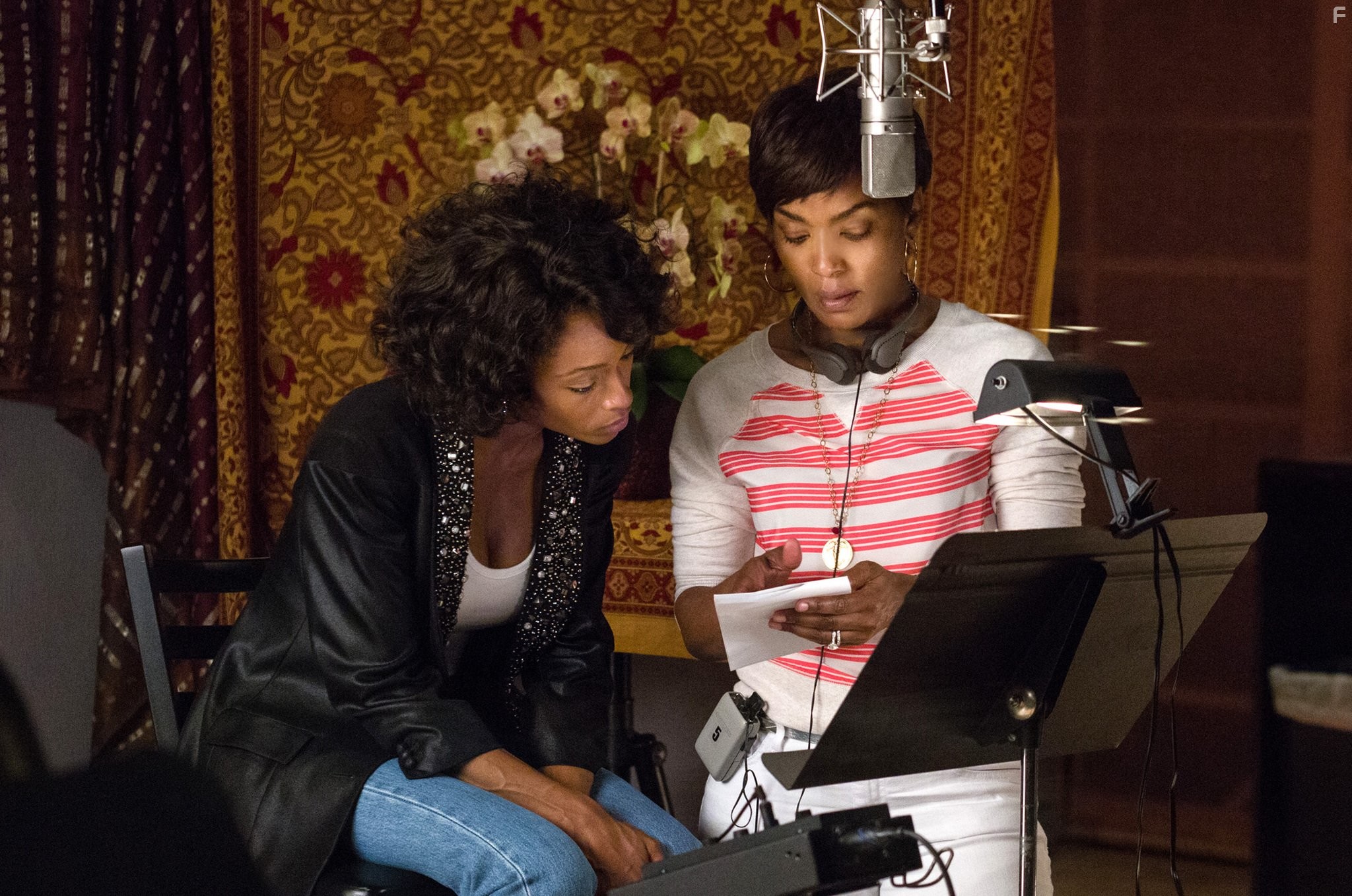 Angela Bassett and Yaya DaCosta in Уитни (2015)