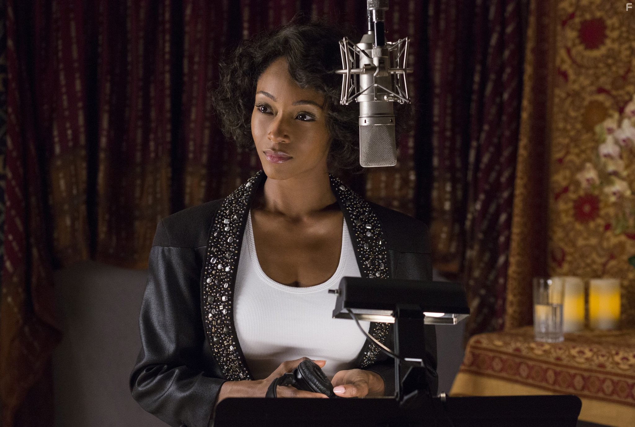Yaya DaCosta in Уитни (2015)