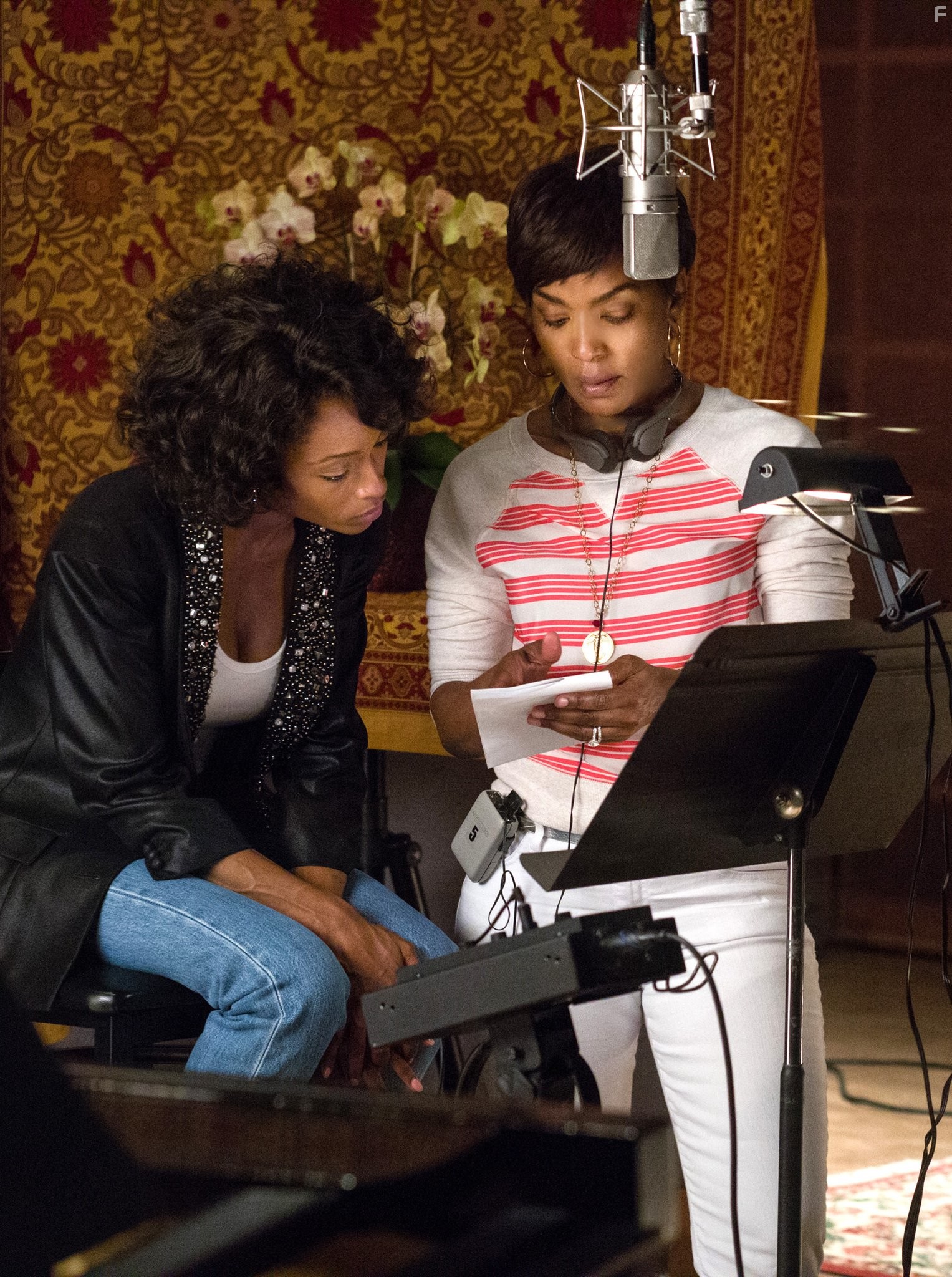 Angela Bassett and Yaya DaCosta in Уитни (2015)