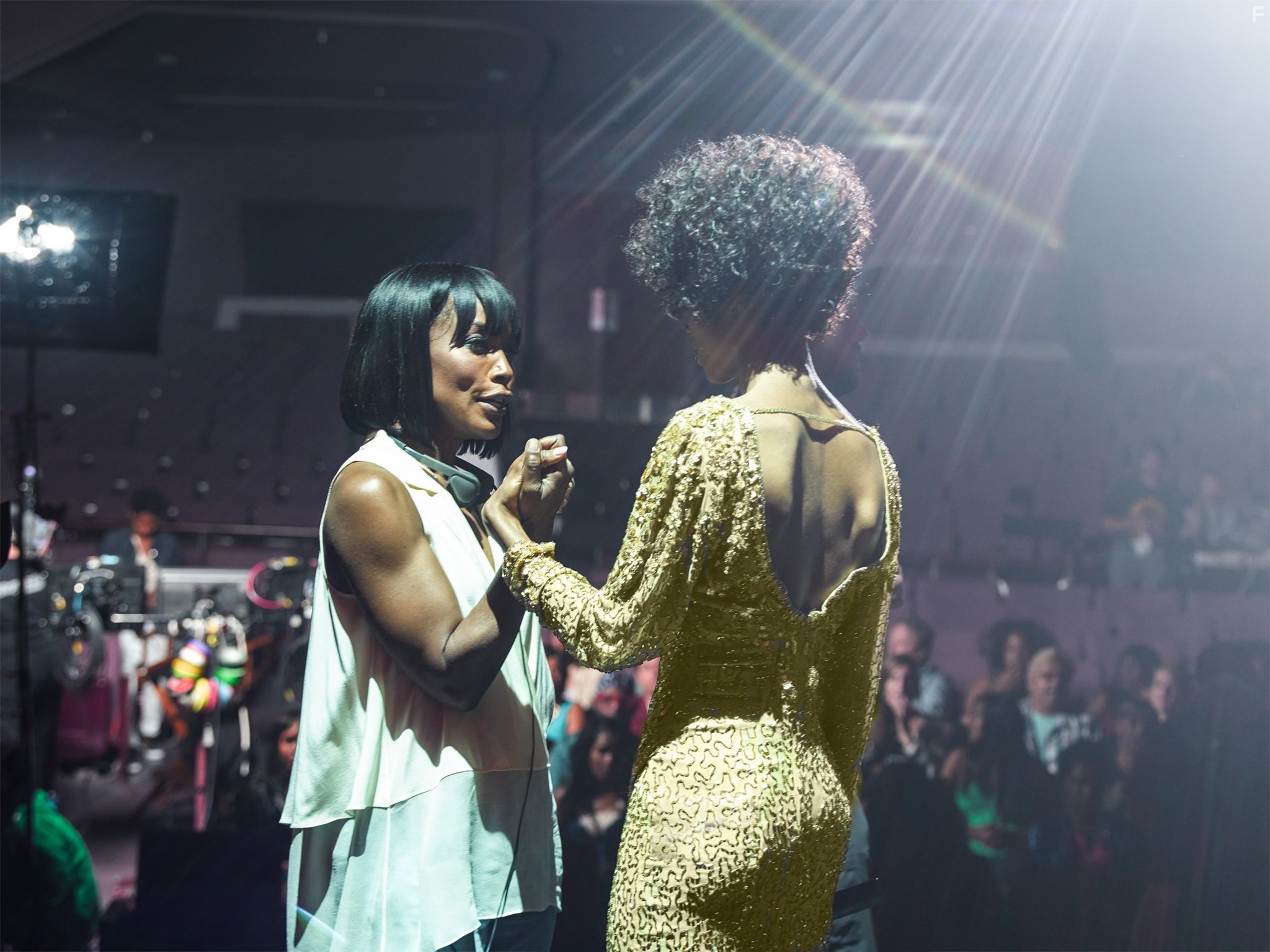 Angela Bassett and Yaya DaCosta in Уитни (2015)