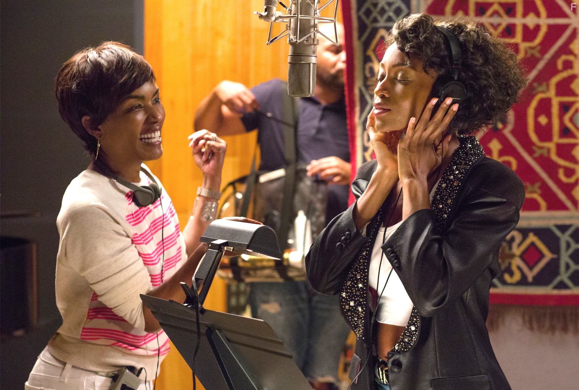 Angela Bassett and Yaya DaCosta in Уитни (2015)