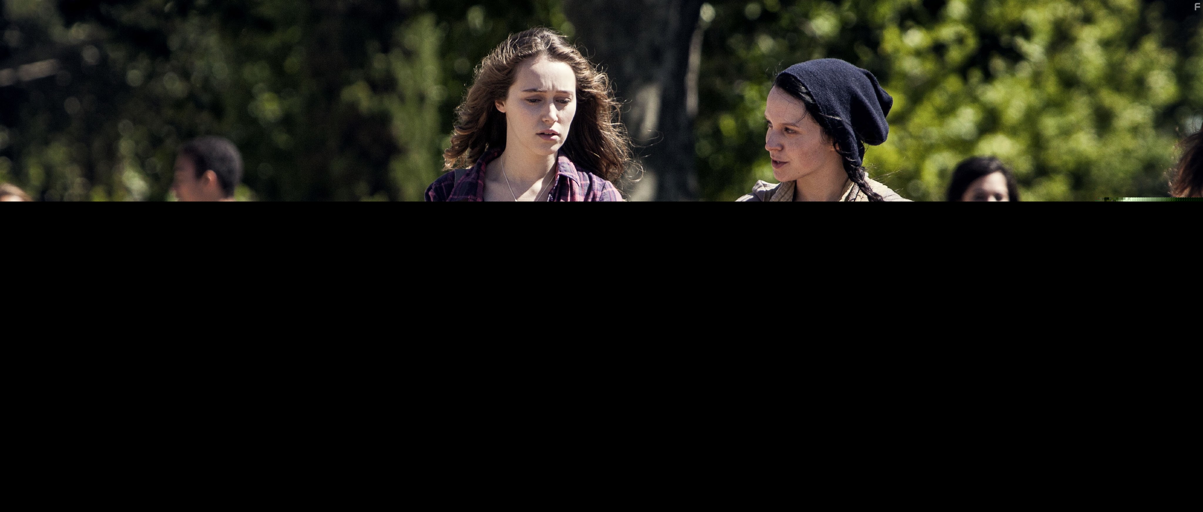 Alycia Debnam-Carey and Liesl Ahlers in Запрос в друзья (2016)