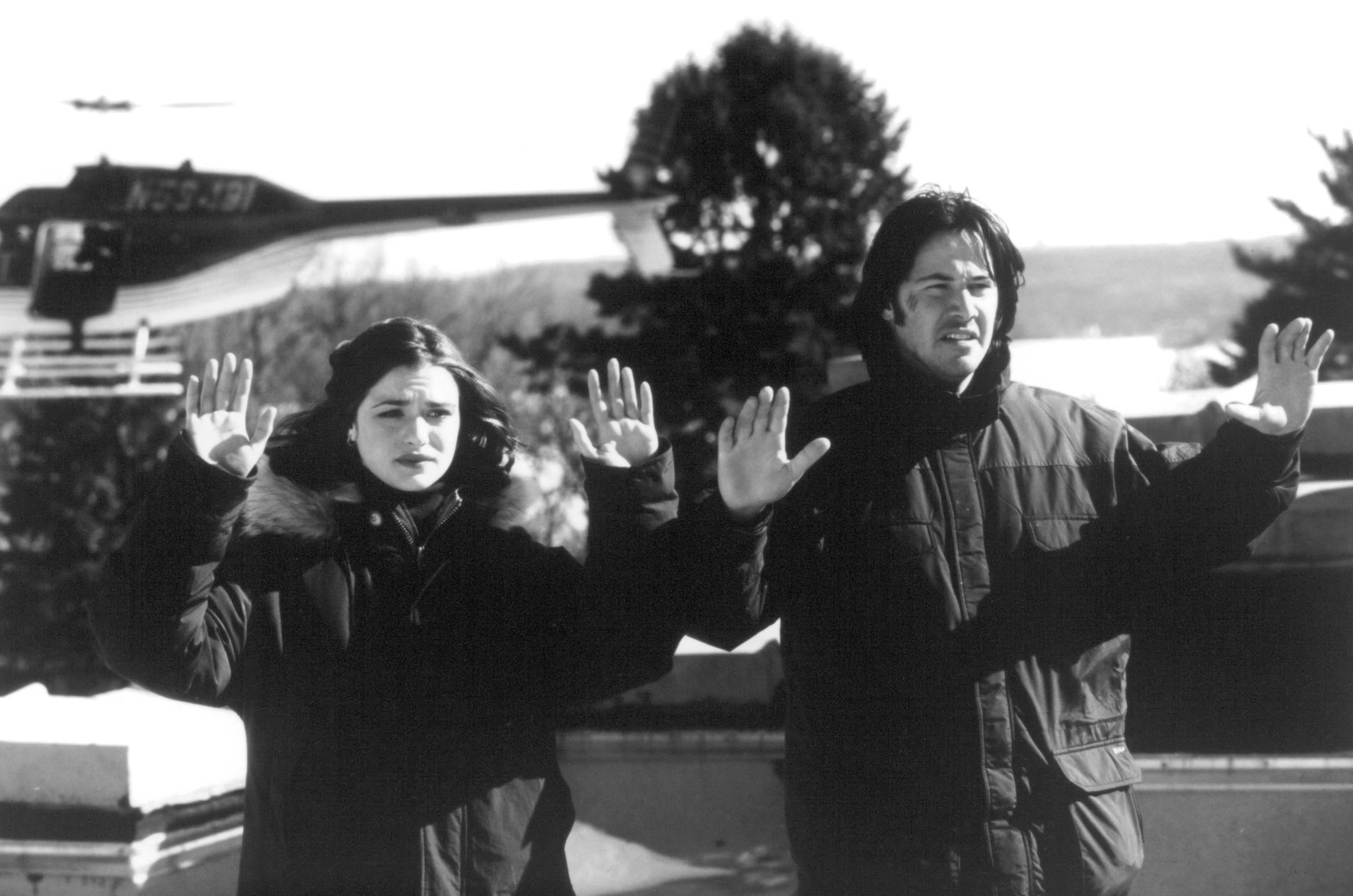 Keanu Reeves and Rachel Weisz in Цепная реакция (1996)