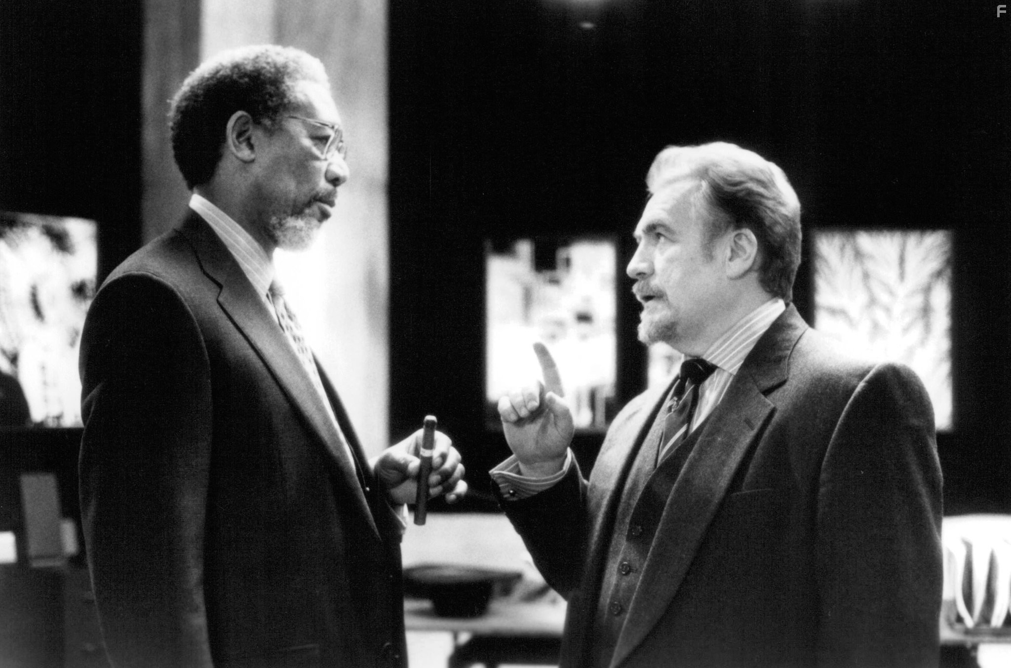 Morgan Freeman and Brian Cox in Цепная реакция (1996)