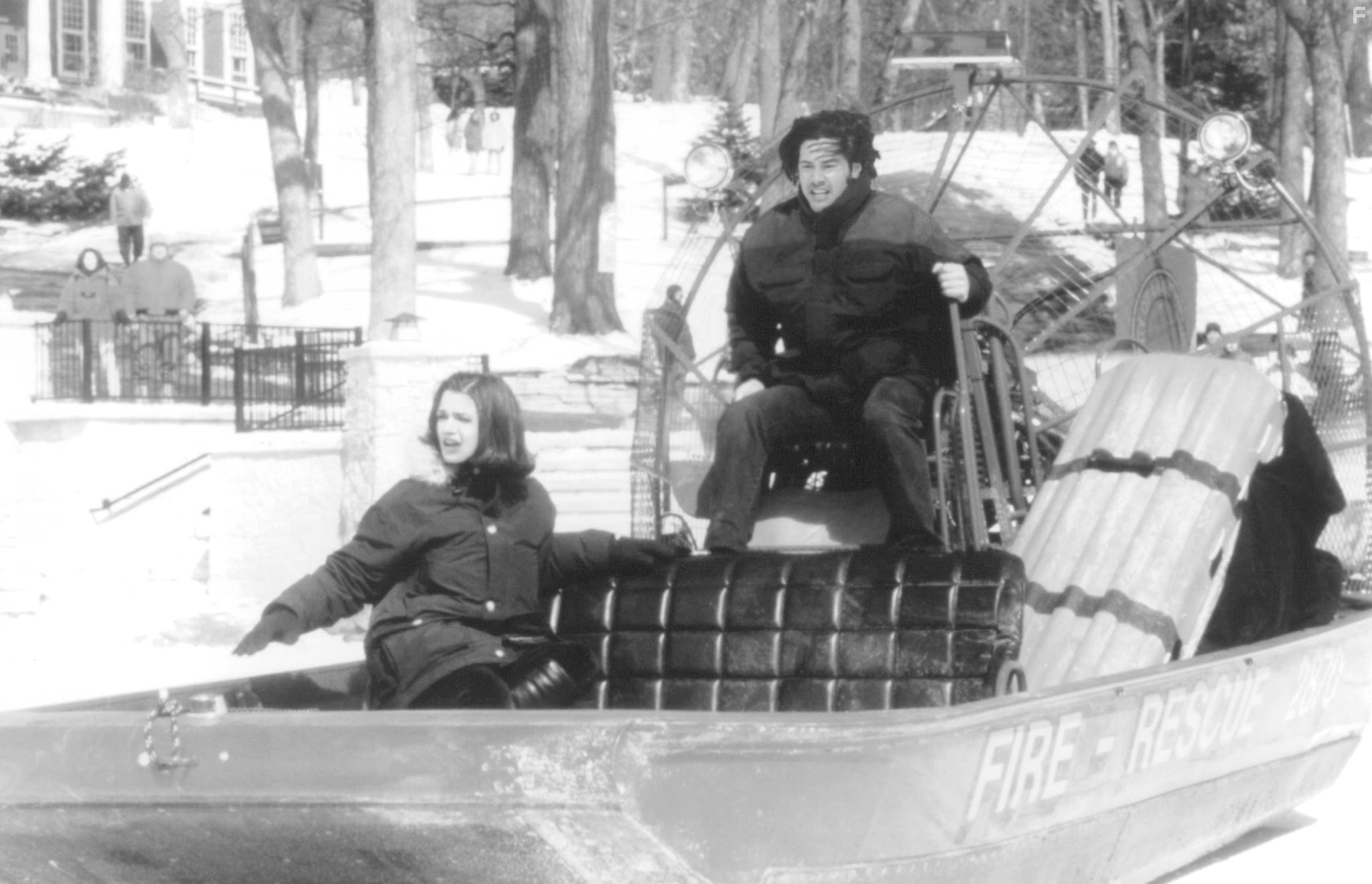 Keanu Reeves and Rachel Weisz in Цепная реакция (1996)