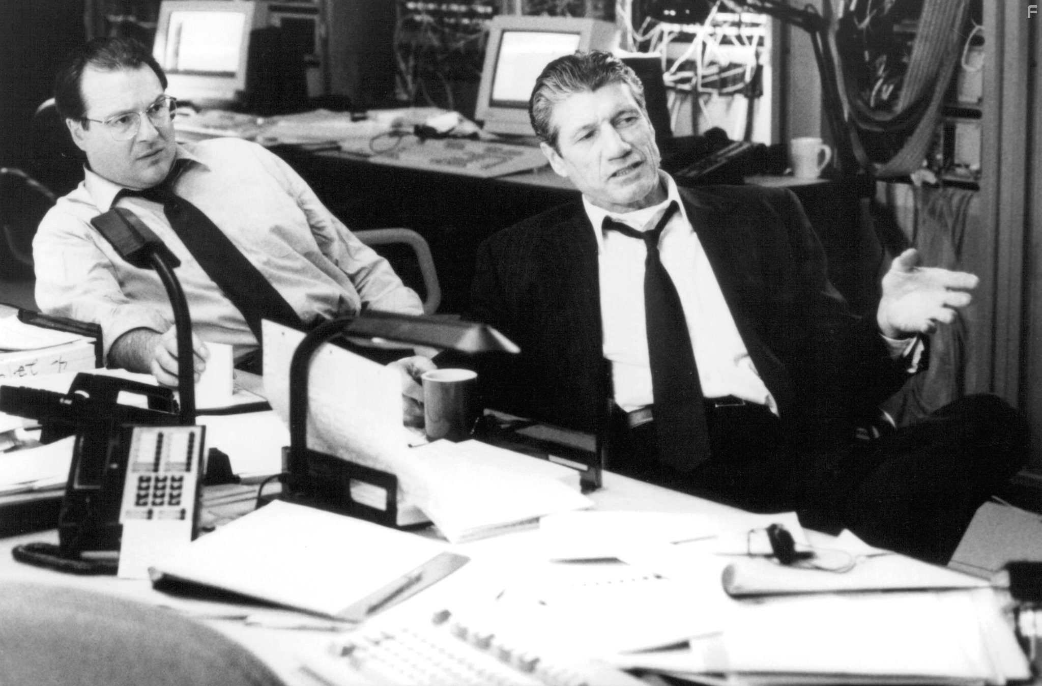 Kevin Dunn and Fred Ward in Цепная реакция (1996)