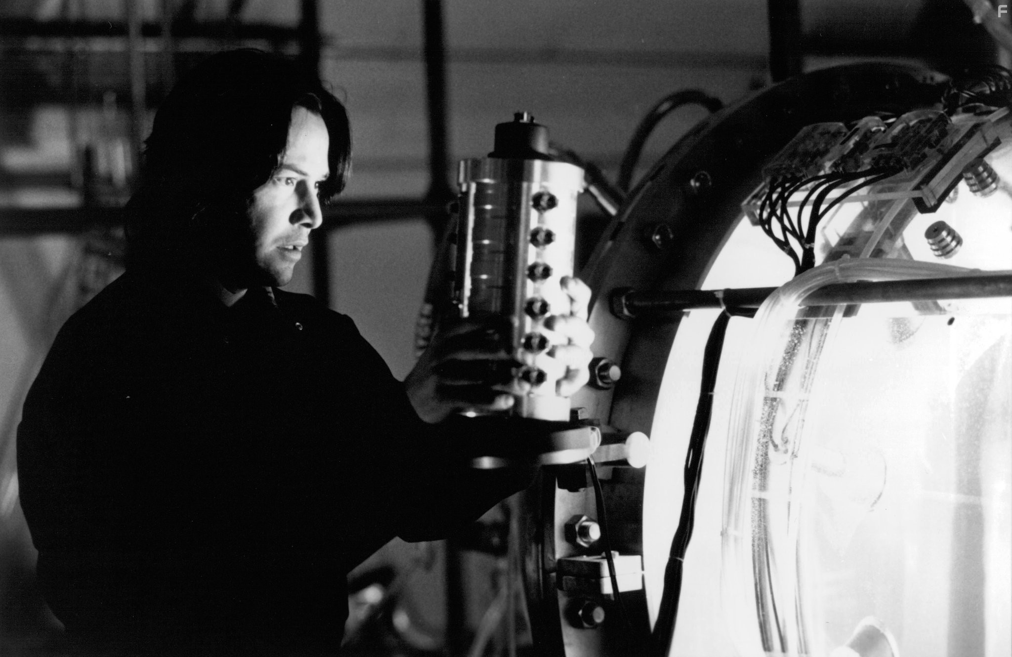 Keanu Reeves in Цепная реакция (1996)